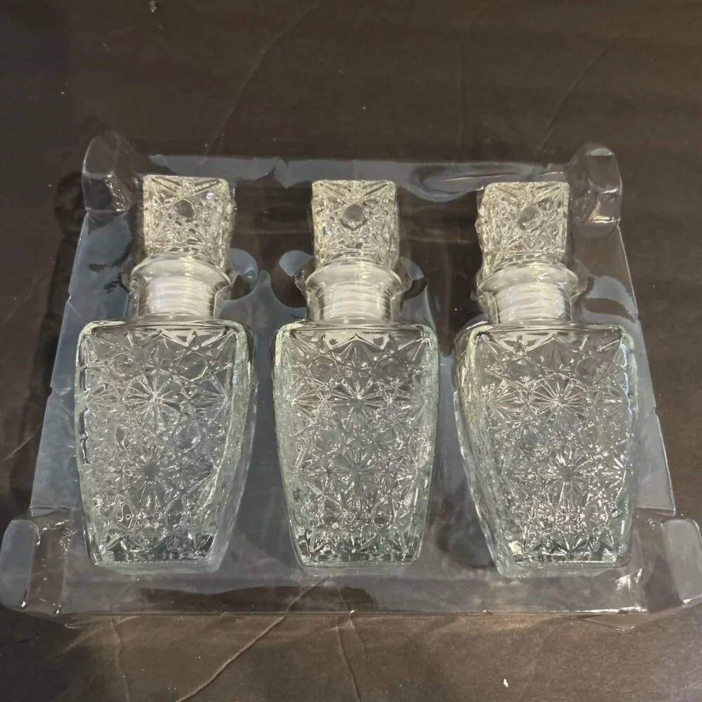 Thoughtfully Gourmet hot sauce kit includes 3 crystal decanters Open Box New